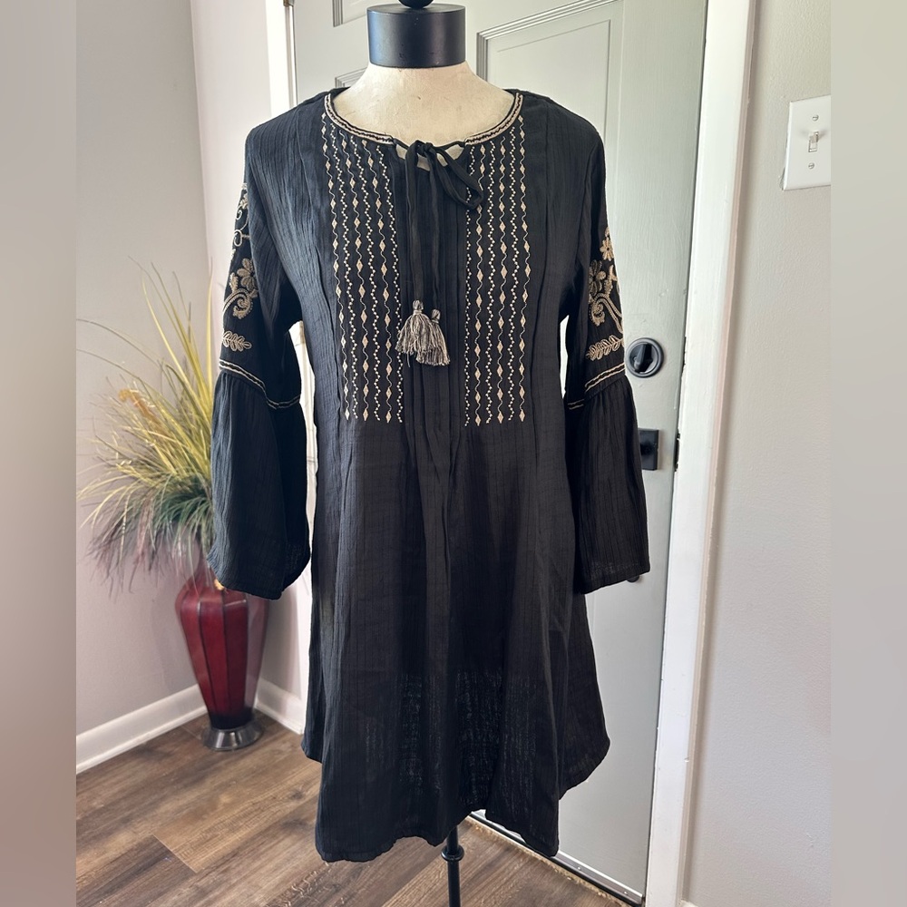 RO Black Top With Embroidery Size Medium NWT